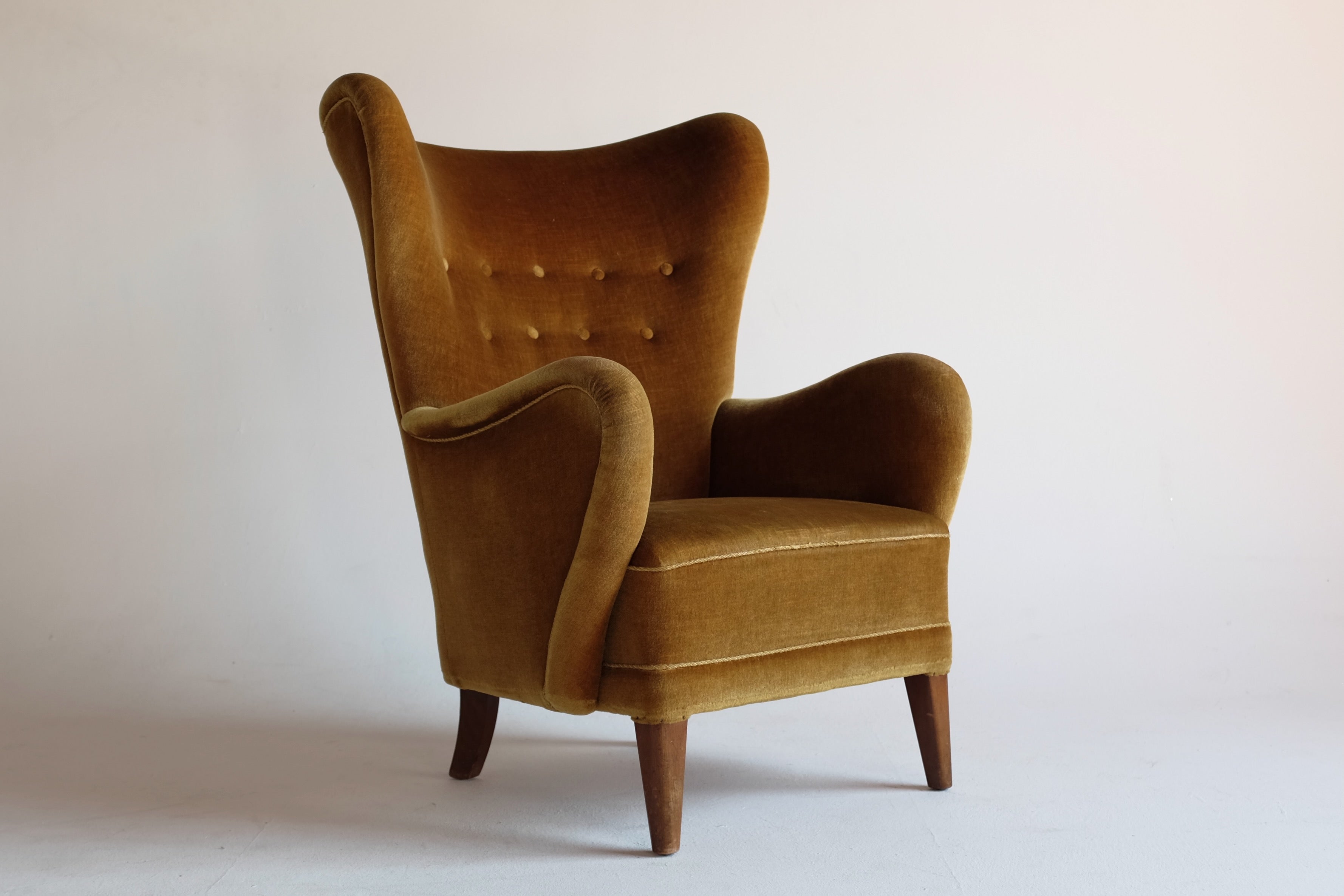 Fritz Hansen Danish Chair ヴィンテージ Fritz Hansen Style Danish Wing Chair in Shearling Curly