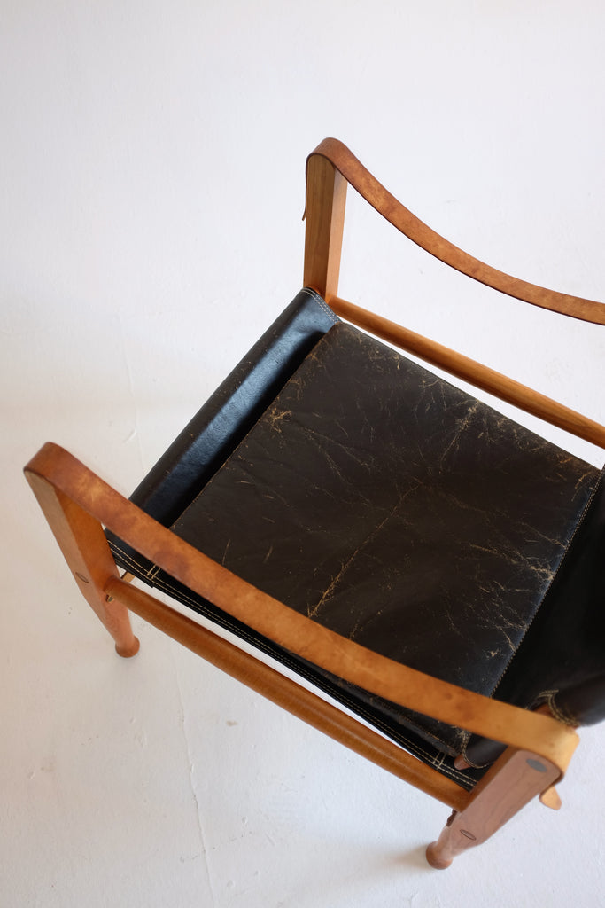 Mid-Century Safari Stuhl mit Sling Armlehnen aus schwarzem Leder, Gestell  aus Buchenholz & Stoffbezug von Kaare Klint, 1950er bei Pamono kaufen